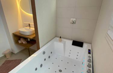 Cocon Diamant - Nuit Romantique - Jacuzzi et Sauna - Hyper-Centre - Foto 5