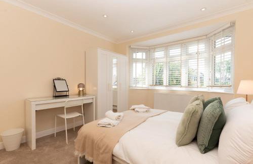 Pass the Keys Stunning Spacious Chessington Gem with Parking - Photo 33