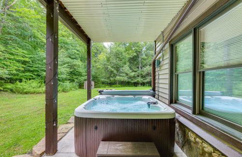 Cabin with Hot Tub and WiFi 4 Mi to Snowshoe Resort - Foto 3