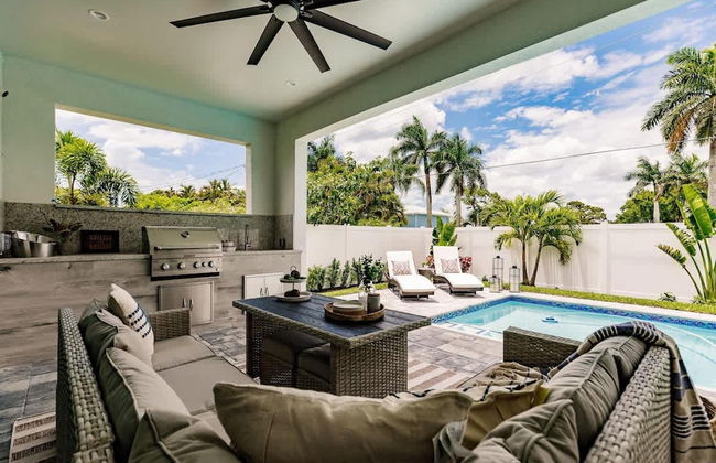 Luxurious Naples 4BR w Pool by Vanderbilt Beach - Photo 49