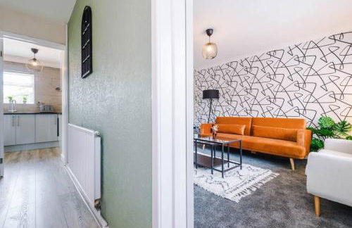 Cheerful 3 bedroom home with parking near Chester - Photo 16