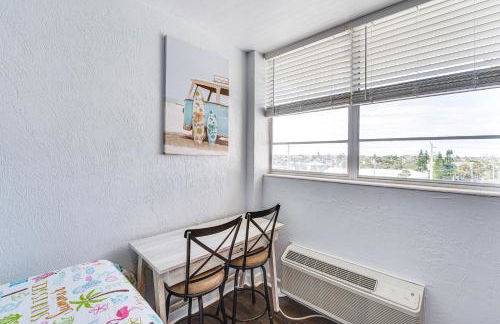 Beachfront Studio with Community Indoor Pool! - Foto 7