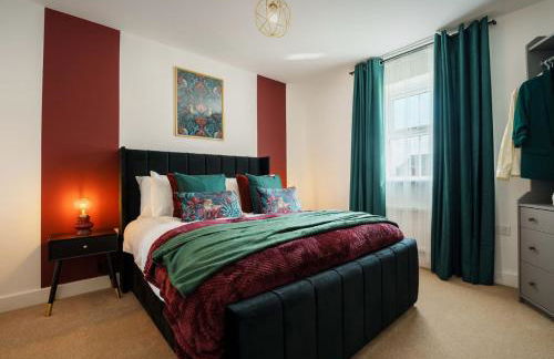 Large 4BR House Leeds, Contractor Friendly - Photo 6