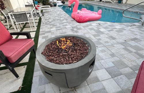 Spacious 4BR 2 5BA Family Retreat Pool Near Beach - Foto 51