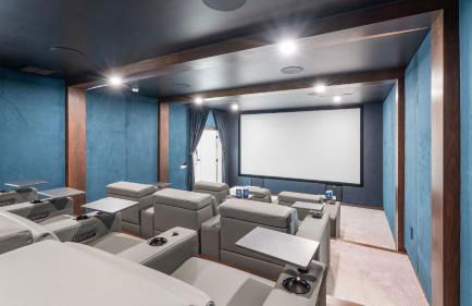 Modern Oasis w Pool Hot Tub Rooftop Deck Home Theater Mariposa Retreat by AvantStay - Foto 31