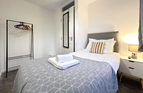 6-Bedroom Contractor House with 9 Beds - Managed by Your Lettings Short Lets & Serviced Accommodation Peterborough including Free Parking and WiFi and Netflix - Photo 33