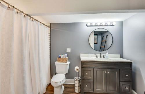 Waterfront Townville Home with Hot Tub and Dock! - Foto 23