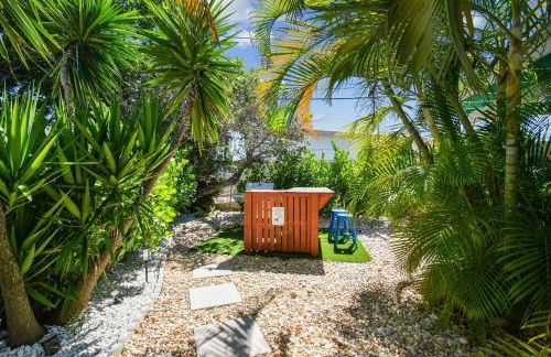 Luxury Home with Hot Tub & Outdoor Oasis blocks from the Beach - Foto 19