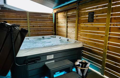 The Luxx - ALL NEW / 4 BD / Poolside / Hot Tub / Lake View - Foto 7