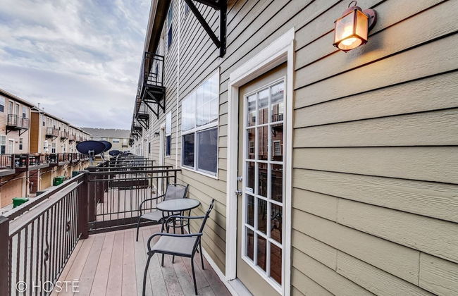 3BR Downtown Townhome /w Stunning Balcony Views! - Photo 26