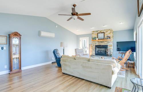 Radford Home with Wraparound Deck! - Foto 5