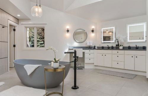 Exclusive Resort Escape - Heated Pool, Spa & Pickleball - Foto 45