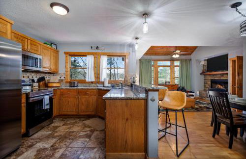 4 BR Mountain Cabin with Hot Tub & Fire Pit in GA - Foto 66