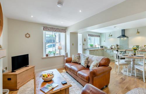 Courtyard Cottage - Photo 3