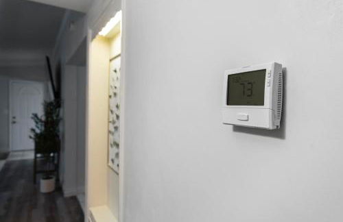 Entire Private Home with 4 Bedrooms 2 Bathrooms, 6 Beds, Hot Tub, King Bed, 6 Parking, Big Yard, Available Now - Foto 62