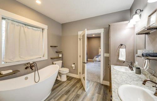 Deck and Views Scenic Group Getaway in Lakeside! - Foto 17