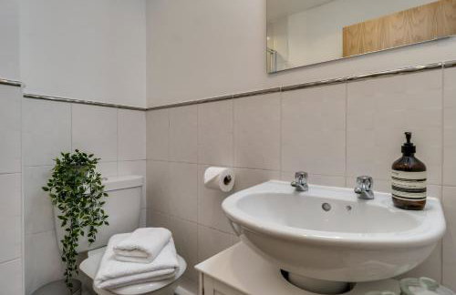 Chic and Bright Apartment Near the Water - Photo 23