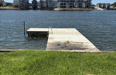 Classic Lakefront Cottage with Private Dock, Lovely Lake View, Backyard & WiFi - Photo 22