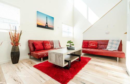 Modern 3 Bedroom 3 Level Loft in Hollywood Sleeps 10 Free Gated Parking Full Kitchen - Photo 28