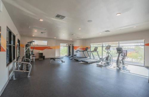 Posh 2BD - Gym, Pool, Parking, W-D - Sleeps 8 - Foto 10