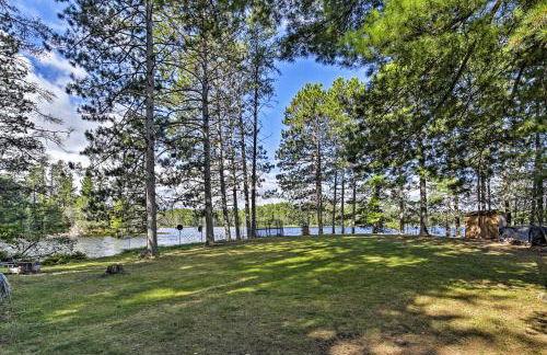 Lakefront Family Getaway with Private Deck and Dock! - Foto 23