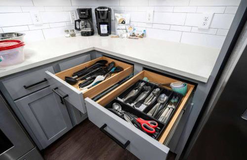 Luxury Apartment with Pool, Restaurants, Shopping) - Photo 36