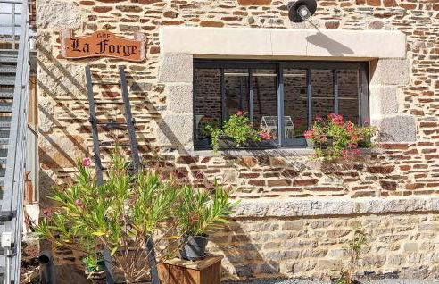 Stunning Home In Neuilly Le Vendin - Photo 11