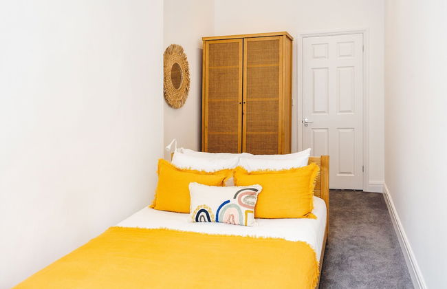 2 Bed Apartment Right on Trafalgar Square - Photo 8