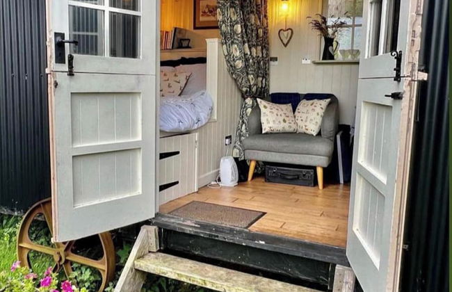 1 Bed Glamping Hut - Firepit, Fireplace, Views - Photo 4