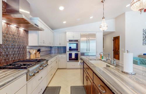 Lakefront home with hot tub, dock, kayaks, central AC, & great lake views - Foto 10