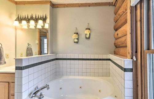 Secluded Gaylord Cabin with Deck, Fire Pit and Grill! - Foto 18