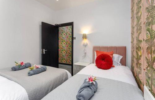 Luxury Mirror Party Pad with 4 Bedrooms! - Foto 22