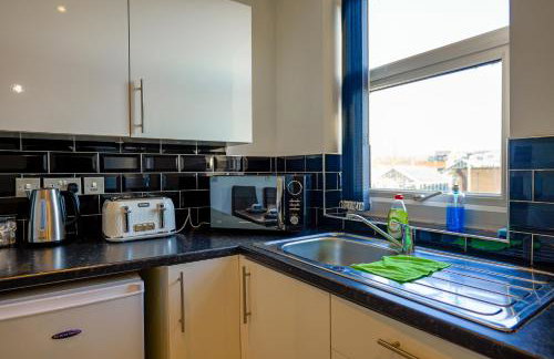 Zeenat Central Bury - Modern 2BR with Free Parking Sleeps 6 - Foto 29