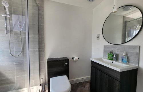 Kennedy Villa - 5 Bedroom House with Hot Tub, WiFi, Free parkings, Close to Bicester Village - Foto 21