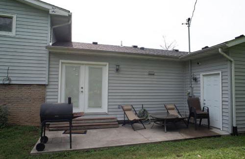 A huge Sprawling House on a large lot -15 minutes to St Louis - Foto 18