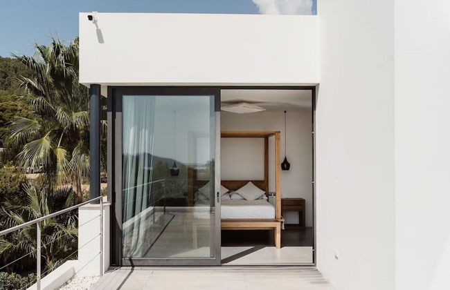 Modern Villa With Minimalistic Decor - Photo 22