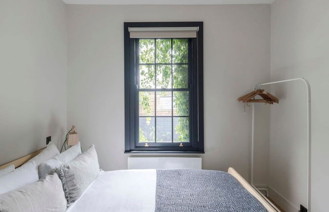 Stylish Georgian Townhouse w Sun Terrace Garden - Photo 16