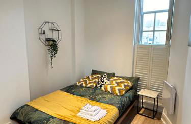 Cosy High Street Apartment 30 seconds from station - Foto 24