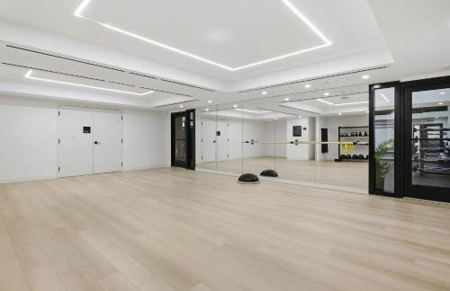 Upscale Downtown Condo Pool Gym & Skyline Views - Foto 70