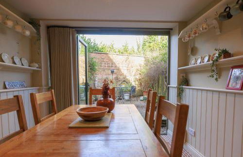 Jackdaw Cottage-Beautiful Cottage, Town Centre - Photo 5