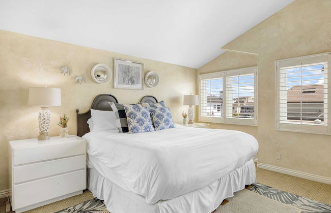 Shoreline Villa by Avantstay Steps to the Beach, Bay, & Pier! - Photo 19