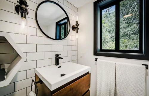 Haven at Cedar Haus Luxury 1BR Escape w Hot Tub EV Charger Gourmet Kitchen Fully Fenced Yard Dogs OK - Foto 39