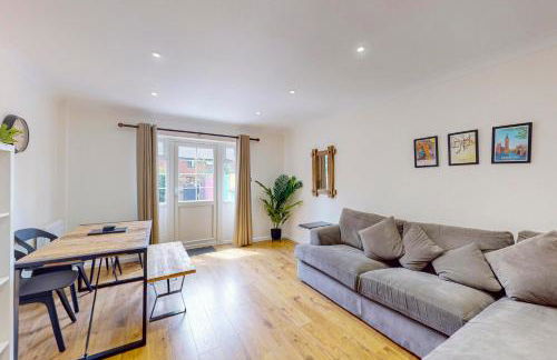 2 Bed with Garden & Free Parking near the Thames - Photo 6