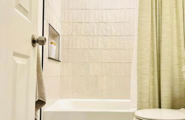 Bright and Stylish Historic Grant Park Retreat - Photo 23