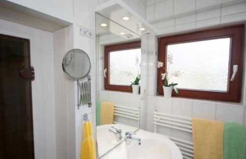 6 Personen Ferienhaus mit 4 Schlafzimmern, Infrarotwaermekabine, mit Blick auf den Weltschiffahrtsweg in Otterndorf - Foto 8