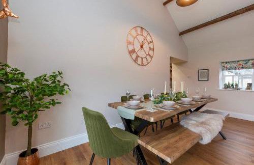 Luxury Barn - Hot Tub, Views, Stunning Location! - Pass the Keys - Photo 5