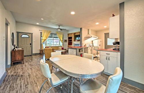 Remodeled Retro Home with Deck, Walk to Main Street! - Foto 8