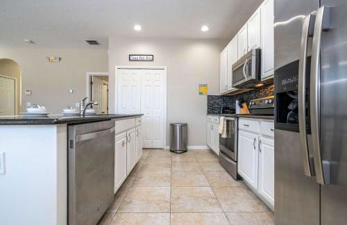 4BR Lakefront - Themed Rooms - Pool & BBQ! - Foto 27