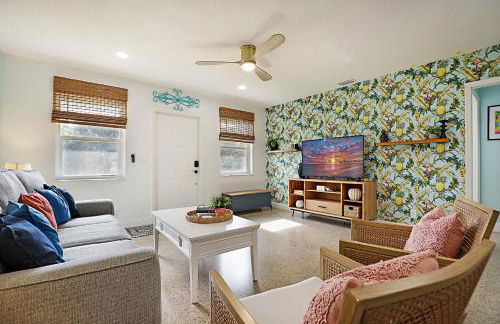 Tropical Escape near Beach! Tons of parking! - Photo 2