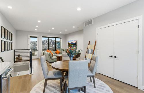 Luxury Hideout w Hot Tub Steam Shower - Photo 37